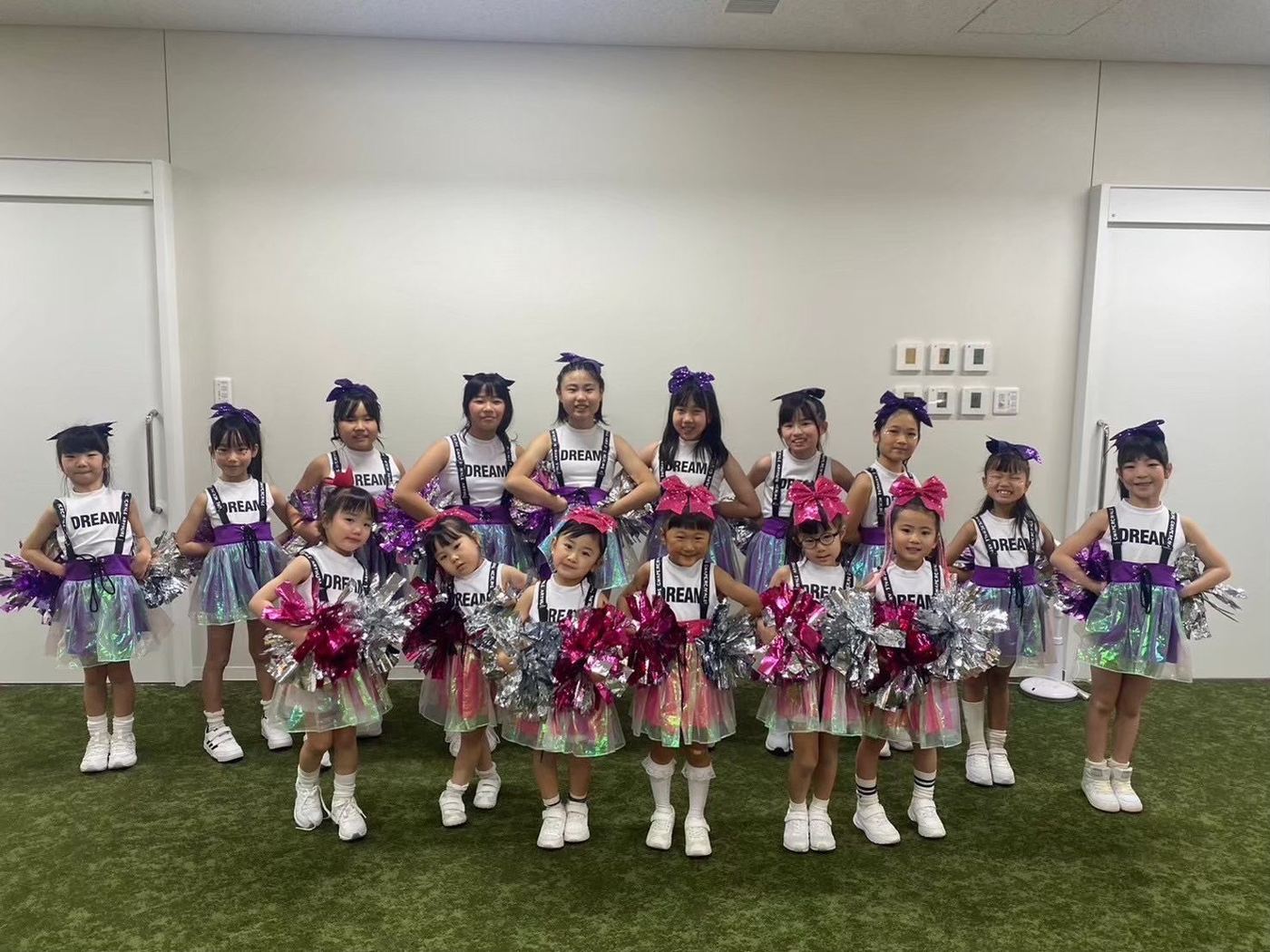 衣装をそろえた集合写真