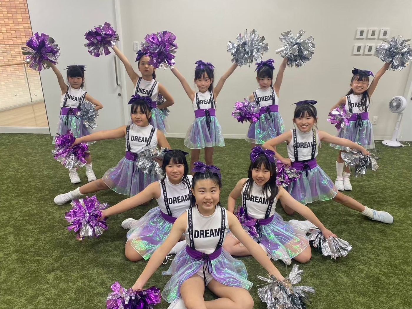 ポンポンを掲げたフォーメーション