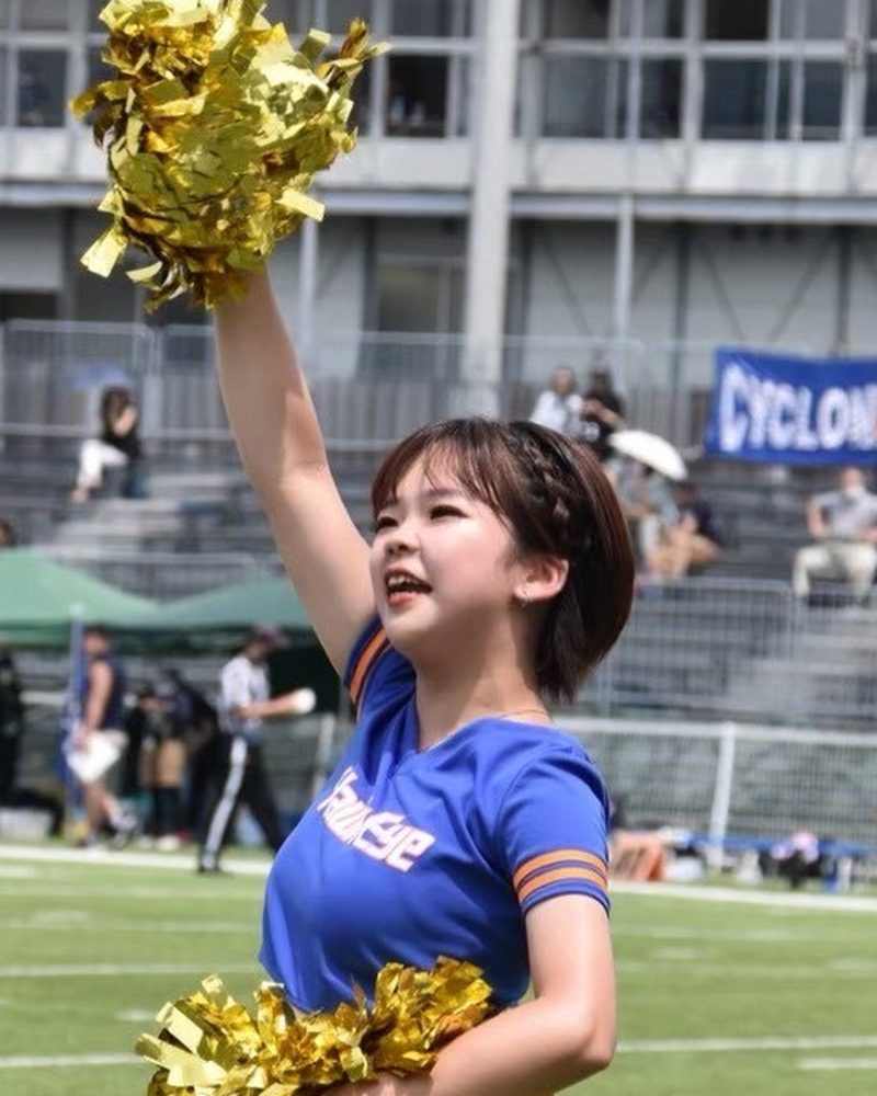 インストラクター 木村彩乃(あやの先生)がポンポンを掲げて応援する様子